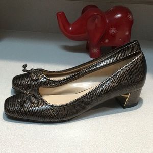 J. Renee Bronze 1 1/2’ Heels Size 7 NEW 👄👄